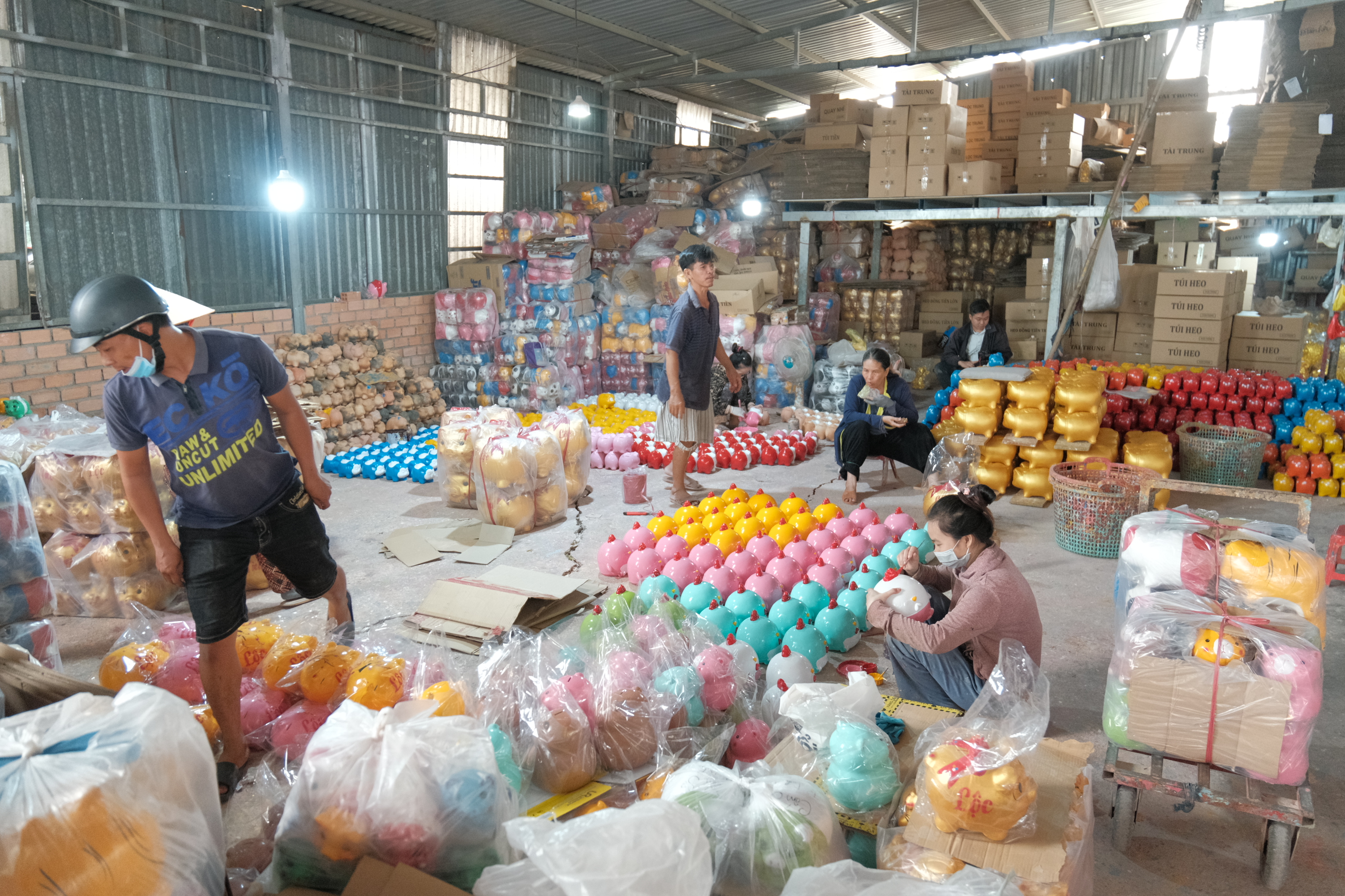 Piggy bank workshops in Lai Thieu Ward, Thuan An City, Binh Duong Province, southern Vietnam bustle with activity ahead of Tet (Vietnamese Lunar New Year). Photo: Ngoc Phuong / Tuoi Tre News