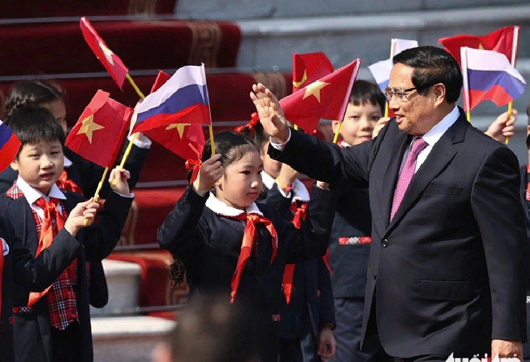 Vietnamese Prime Minister Pham Minh Chinh waves his hand at children in Hanoi, January 14, 2025. Photo: Nguyen Khanh / Tuoi Tre