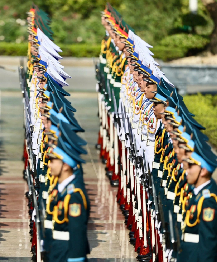 Officials of the Vietnam People's Army at the welcome ceremony for Russian Prime Minister Mikhail Vladimirovich Mishustin in Hanoi, January 14, 2025. Photo: Nguyen Khanh / Tuoi Tre