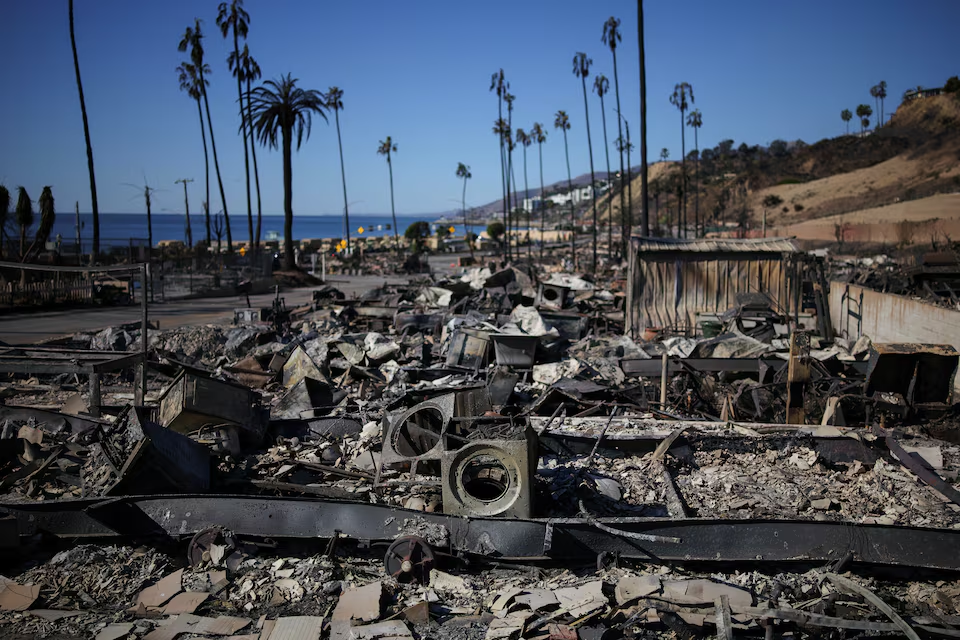 Burnt remains of a motorhome lie on the ground, after powerful winds fueling devastating wildfires in the Los Angeles area forced people to evacuate, in the Pacific Palisades neighborhood on the west side of Los Angeles, California, U.S. January 13, 2025. Photo: Reuters