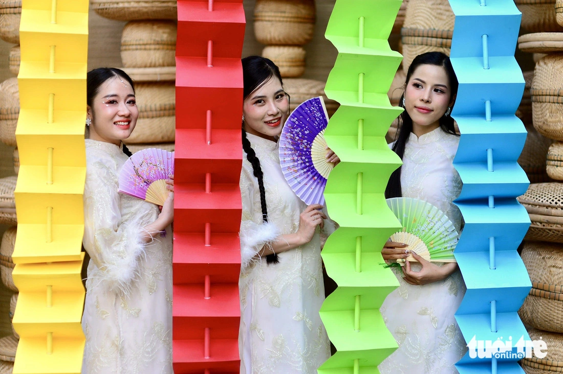 There are many backgrounds for visitors to take photos at the 2025 Vietnamese Tet Festival at the Youth Culture House in Ho Chi Minh City, January 13, 2024.