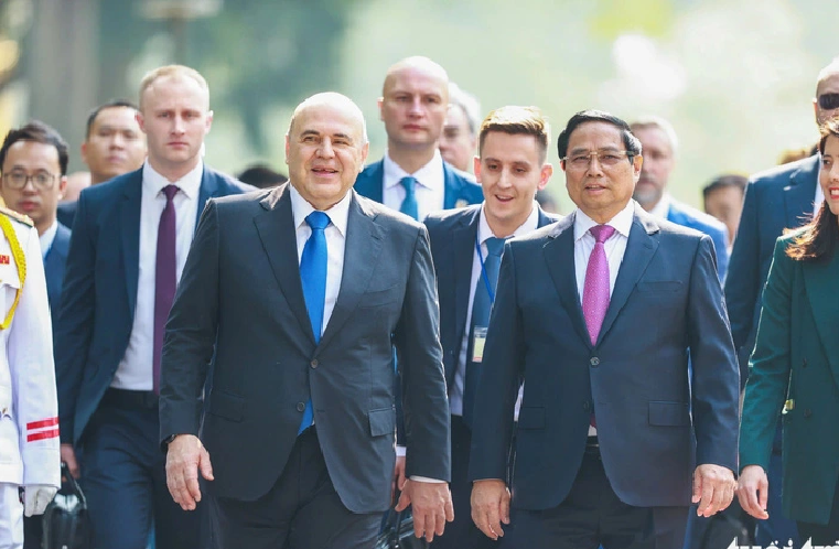 Vietnamese Prime Minister Pham Minh Chinh and his Russian counterpart Mikhail Vladimirovich Mishustin walk from the Presidential Palace to the government office for their talks in Hanoi, January 14, 2025. Photo: Nguyen Khanh / Tuoi Tre