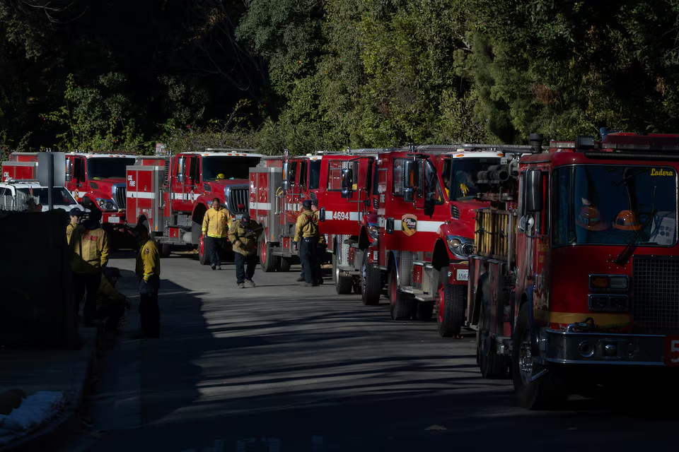 Firefighters stand by in an area affected by the Palisades Fire at the Mandeville Canyon as a red flag warning was issued due new Santa Ana winds, in Los Angeles, California, U.S., January 13, 2025. Photo: Reuters