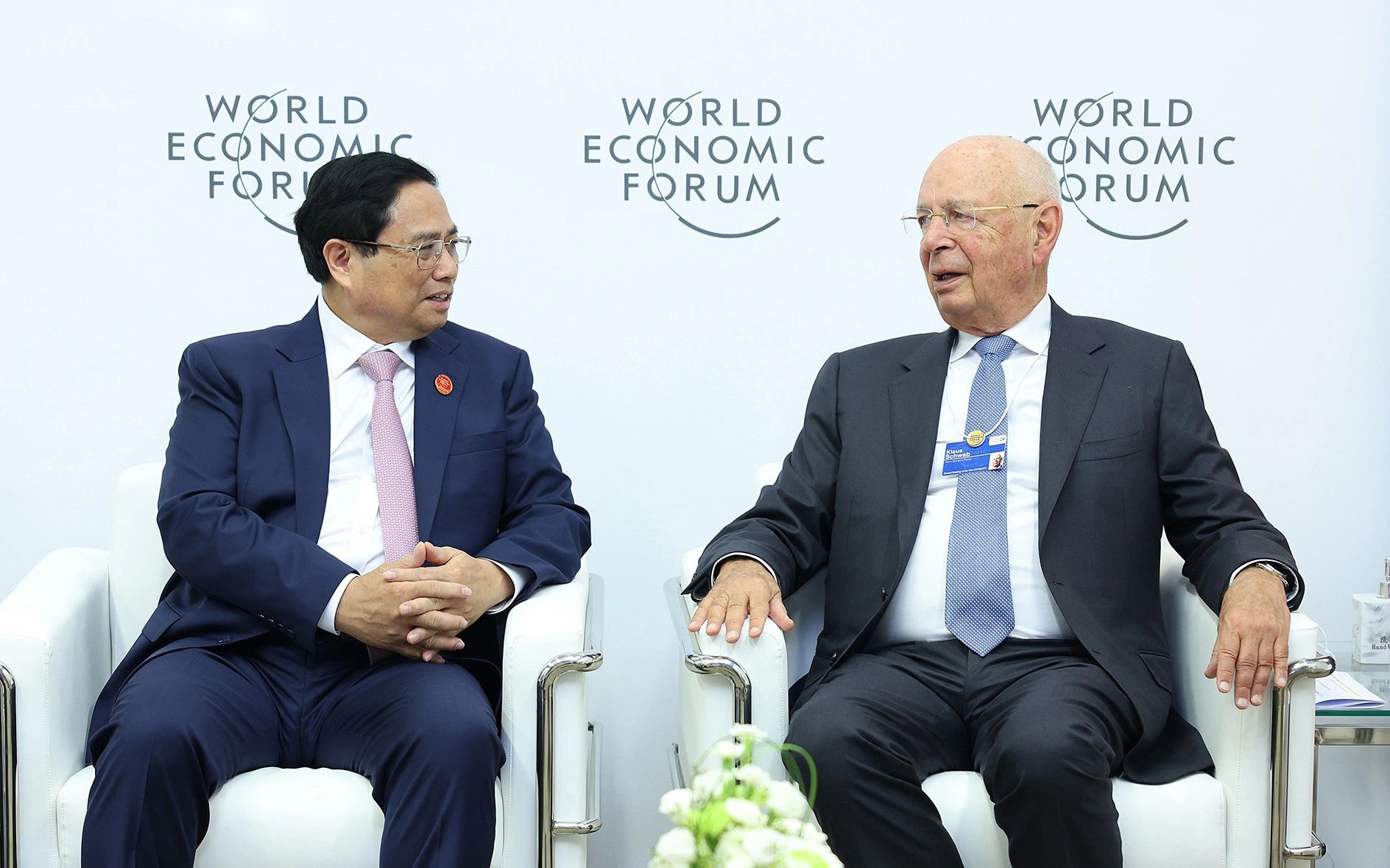 Vietnamese Prime Minister Pham Minh Chinh (L) meets Klaus Schwab, founder and executive chairman of the World Economic Forum (WEF), China, June 2024. Photo: VGP