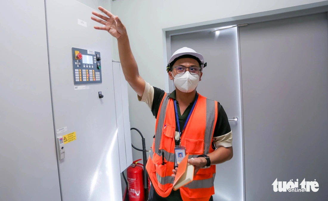 An employee in the control room keeps a close watch on the washing process to make prompt adjustments in case of errors. Photo: Chau Tuan / Tuoi Tre