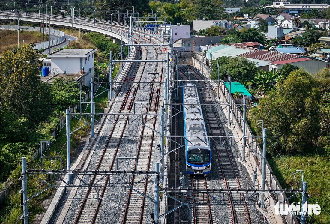 Each train is washed once a week. Photo: Chau Tuan / Tuoi Tre