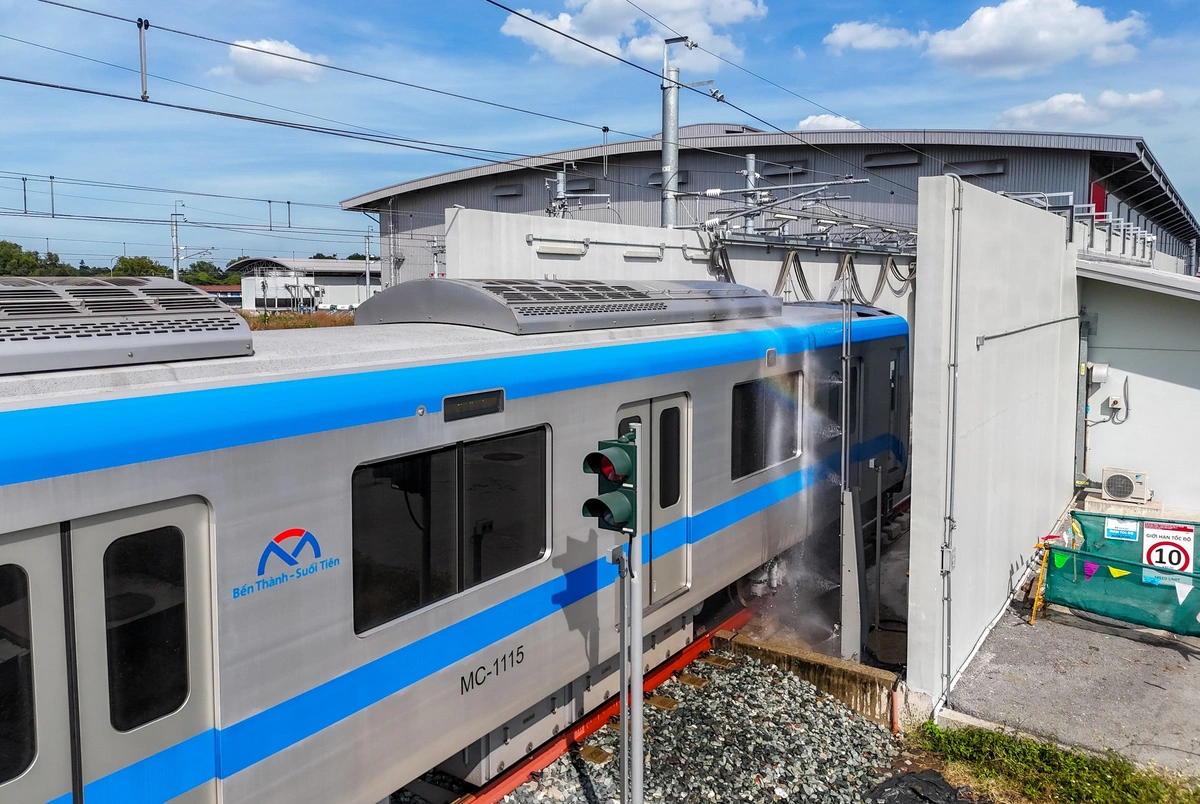 Trains enter the washing station at the Long Binh Depot in Thu Duc City. Photo: Chau Tuan / Tuoi Tre