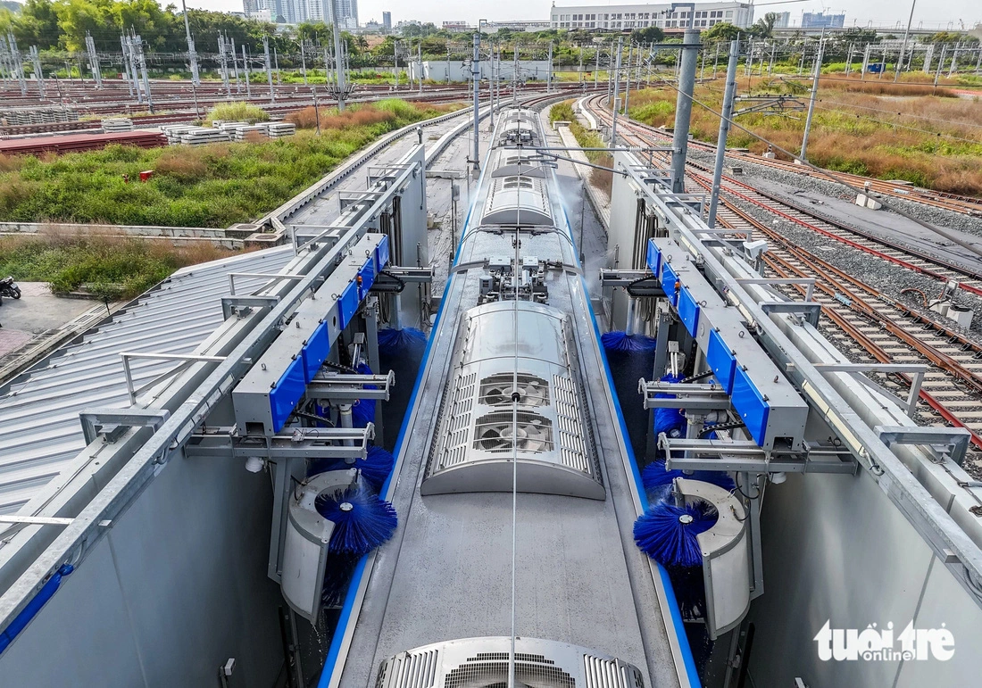 Brushes clean external components of trains. Photo: Chau Tuan / Tuoi Tre