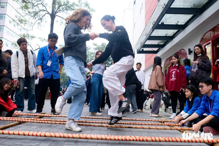 Hortense (R) and another international student practice the Cheraw dance during a Tet experience program at the Foreign Trade University in Hanoi, Vietnam, January 14, 2025. Photo: Nguyen Bao / Tuoi Tre