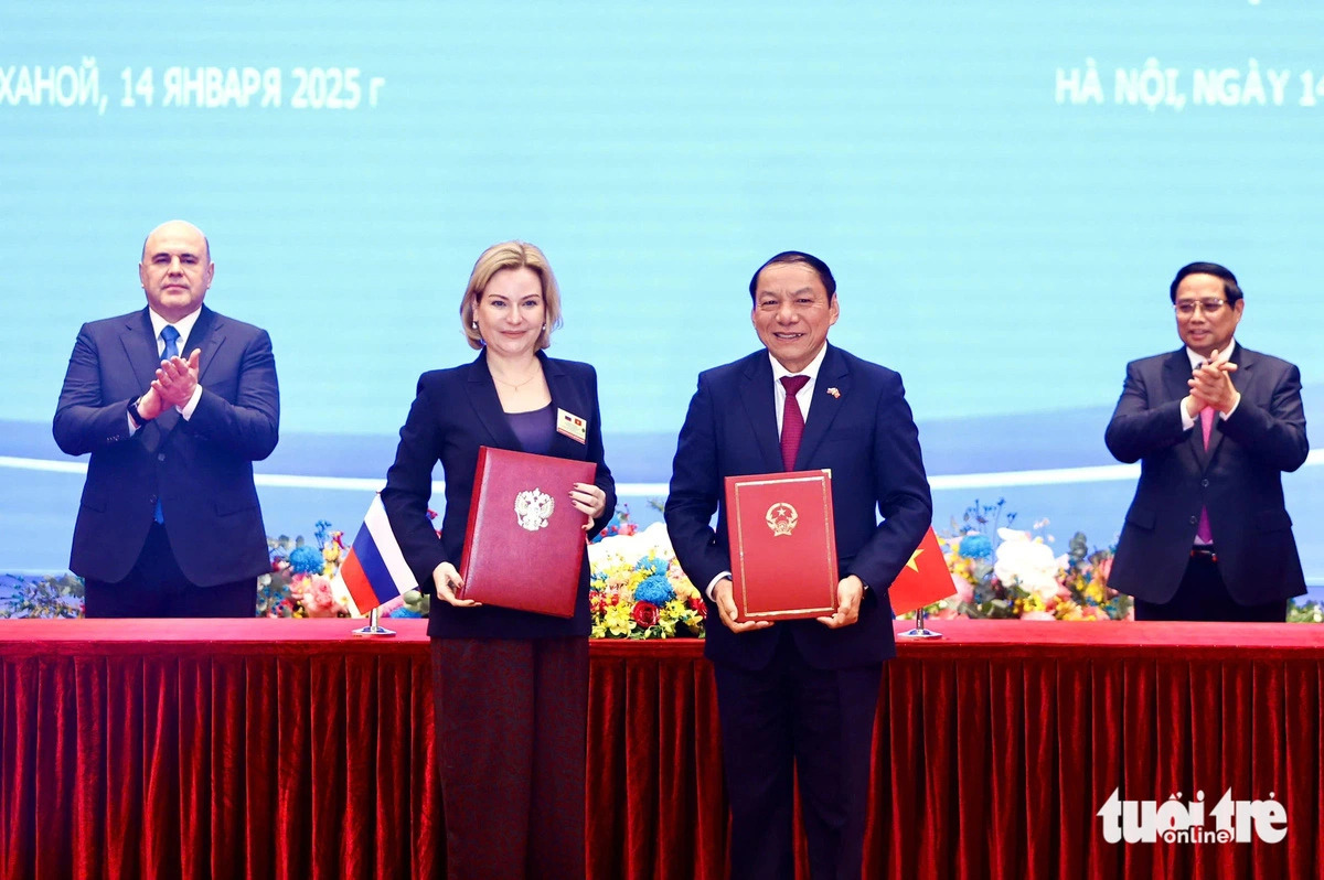 Vietnamese Minister of Culture, Sports and Tourism Nguyen Van Hung (R) and Russian Minister of Culture Olga Liubimova, are seen holding their respective signed culture cooperation agreements in Hanoi, January 14, 2025. Photo: Nguyen Khanh / Tuoi Tre