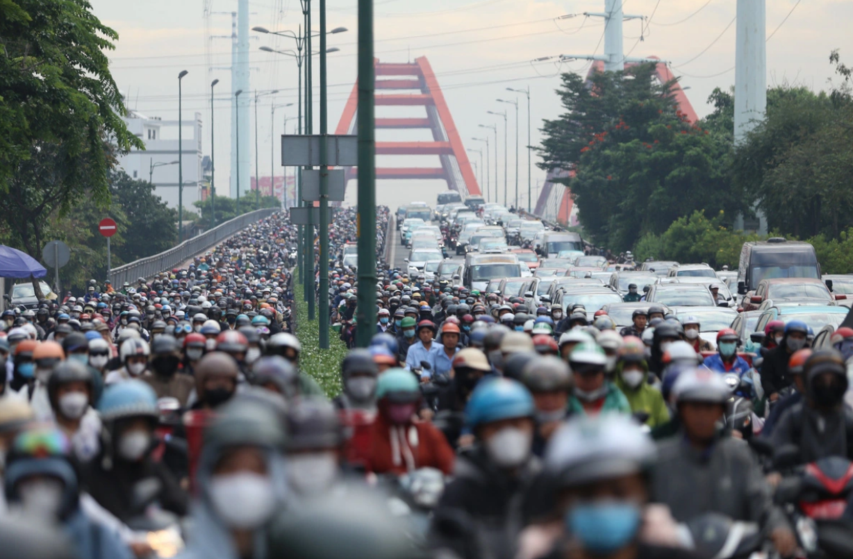 Short green light duration causes gridlock on Ho Chi Minh City road