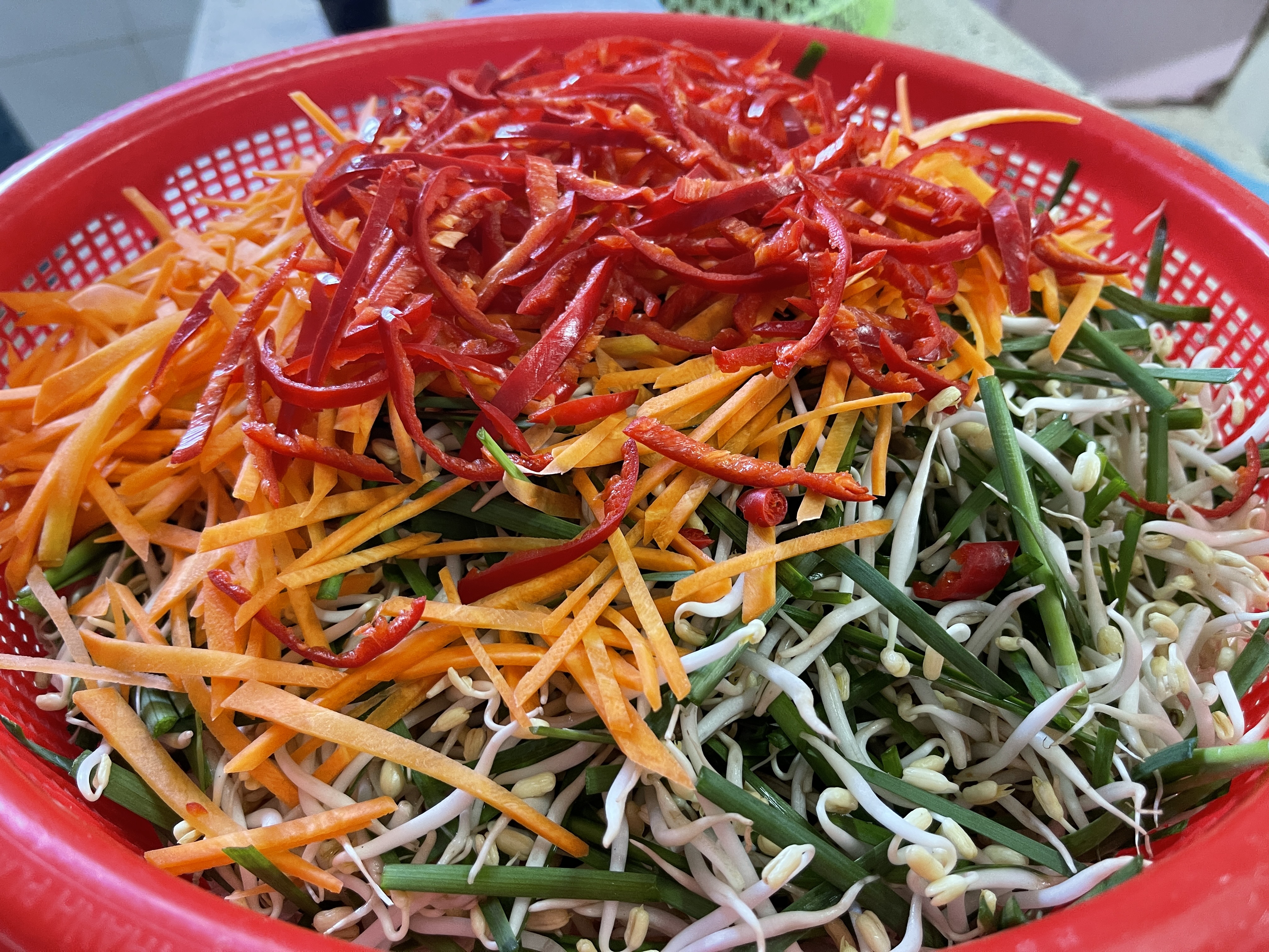 Ingredients: Mung bean sprouts, garlic chives, carrots and chili peppers. Photo: Dong Nguyen / Tuoi Tre News