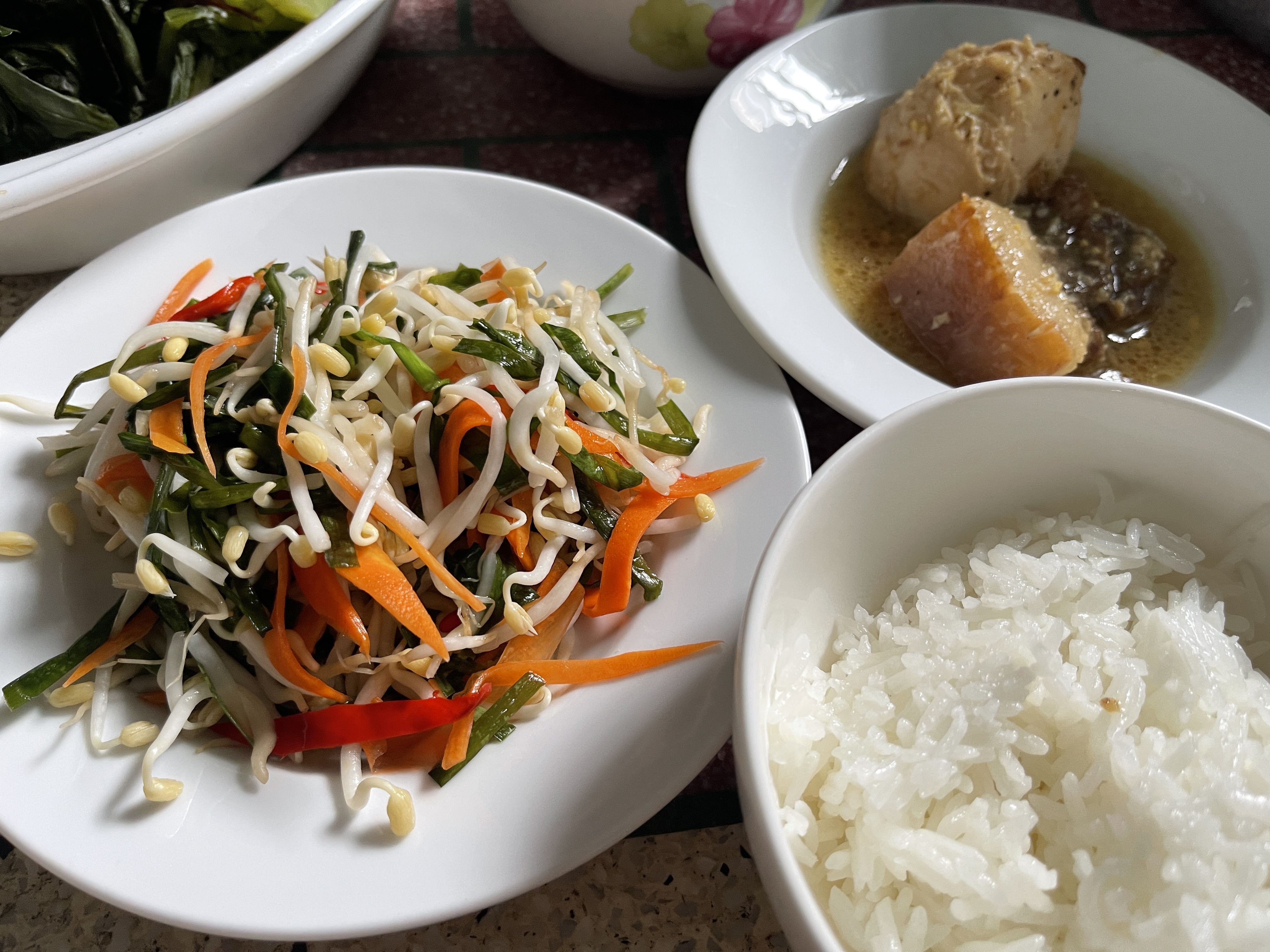 Picked mung bean sprouts and garlic chives bring refreshing taste to the meal. Photo: Dong Nguyen / Tuoi Tre News