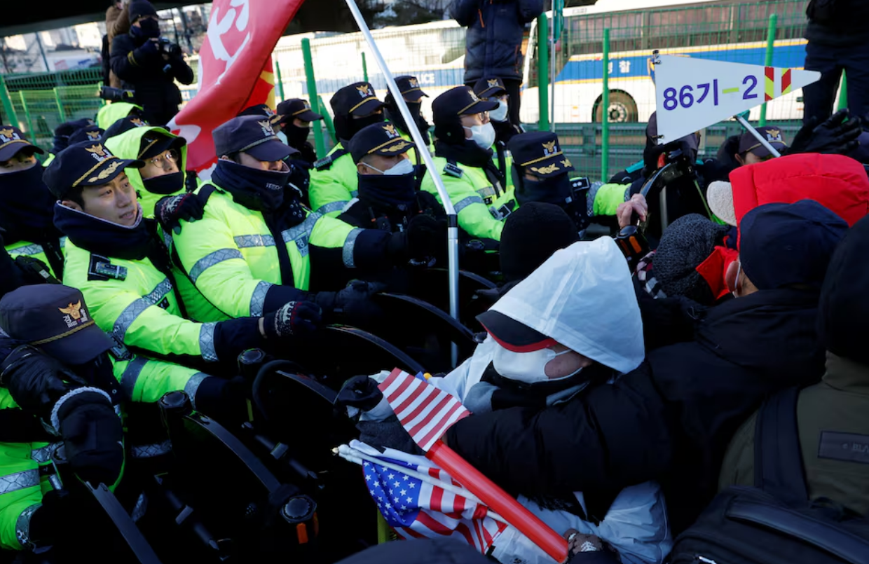 Impeached South Korean President Yoon Suk Yeol's supporters scuffle with police officers as authorities seek to execute an arrest warrant, in Seoul, South Korea, January 15, 2025. Photo: Reuters