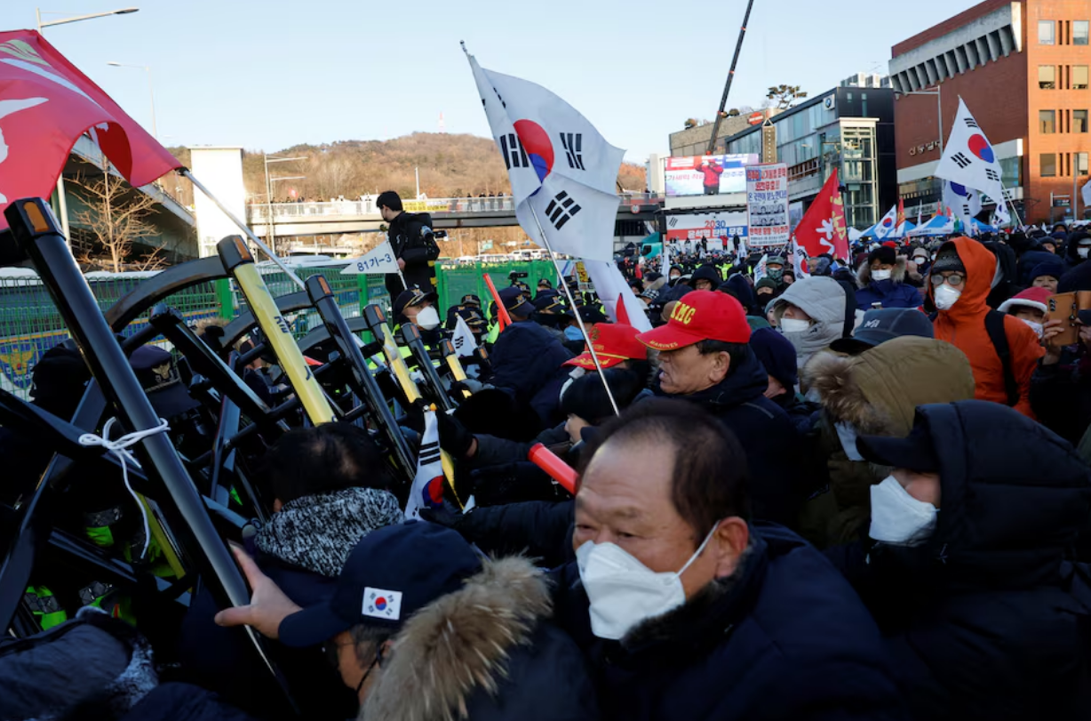 Impeached South Korean President Yoon Suk Yeol's supporters scuffle with police officers as authorities seek to execute an arrest warrant, in Seoul, South Korea, January 15, 2025. Photo: Reuters