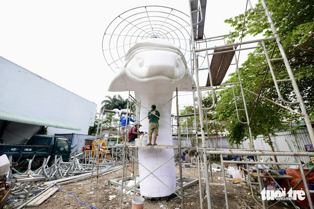 Workers create the ‘Nang Ty’ snake mascot using multiple layers of wire mesh. ‘Nang Ty’ will be in the traditional costume of southern women, including ‘khan ran’ (traditional black-and-white checkered scarves) and ‘non la’ (conical hats).