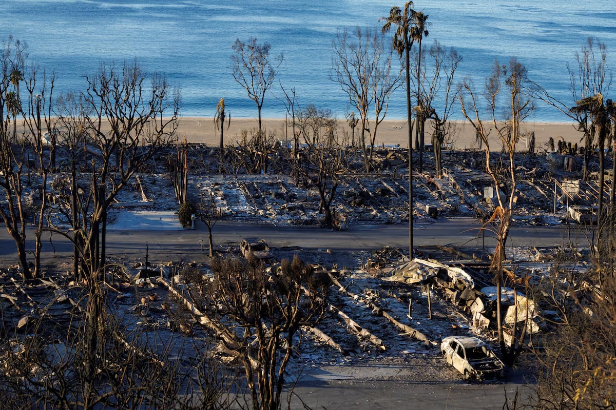 The charred remains of a trailer park along the beach are pictured, following the Palisades Fire at the Pacific Palisades neighborhood in Los Angeles, California, U.S. January 15, 2025. Photo: Reuters