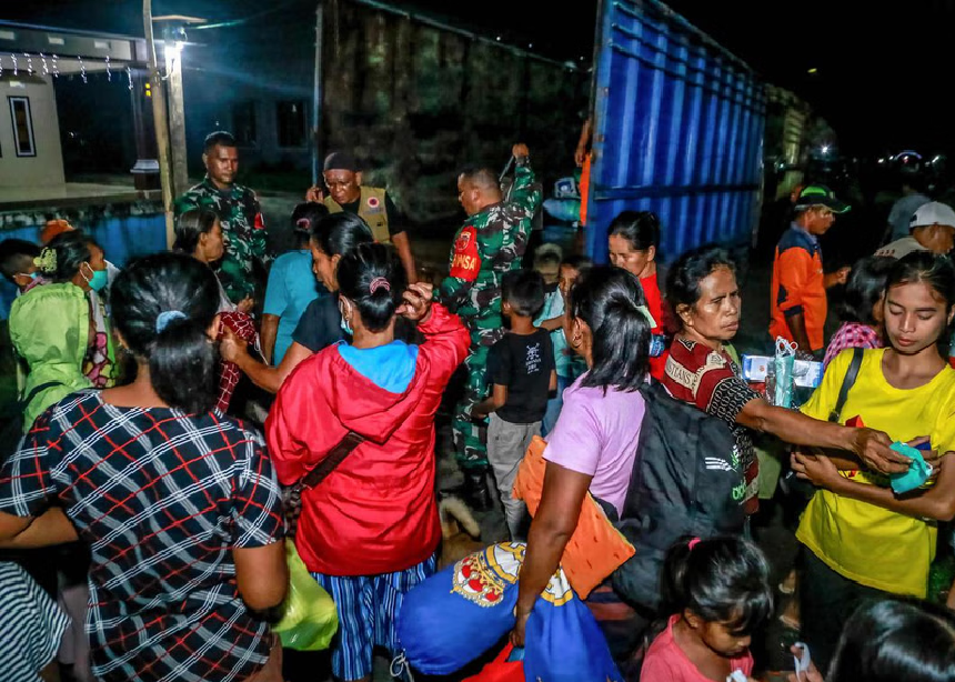 Indonesian rescuers evacuating thousands after volcano erupts