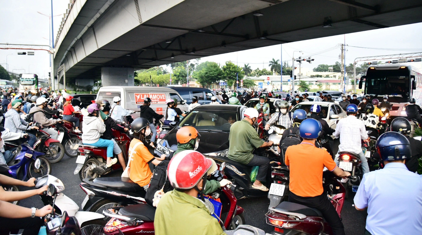 Motorcycles and cars bumper to bumper on a local road in Thu Duc City, Ho Chi Minh City. Photo: Tri Duc / Tuoi Tre