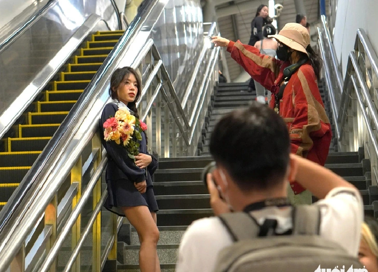 Many young people have invested in outfits and accessories, as well as hired photographers to take photos at metro stations in Ho Chi Minh City. Photo: Xuan Huong / Tuoi Tre