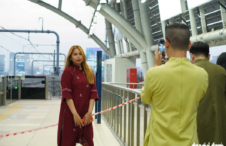 Many young people said they used photos and videos on social media for inspiration before coming to metro stations in Ho Chi Minh City to take Tet-themed photos. Photo: Xuan Huong / Tuoi Tre