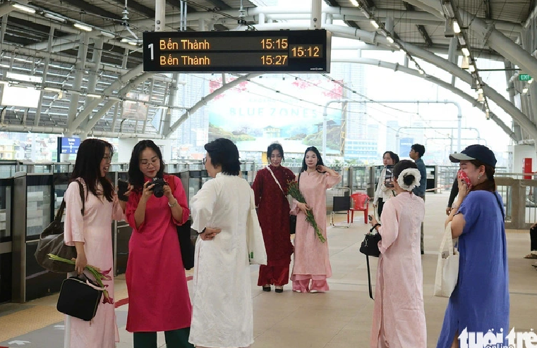 Many young people choose metro stations in Ho Chi Minh City as their backdrop for their Tet-themed photos. Photo: Be Hieu / Tuoi Tre