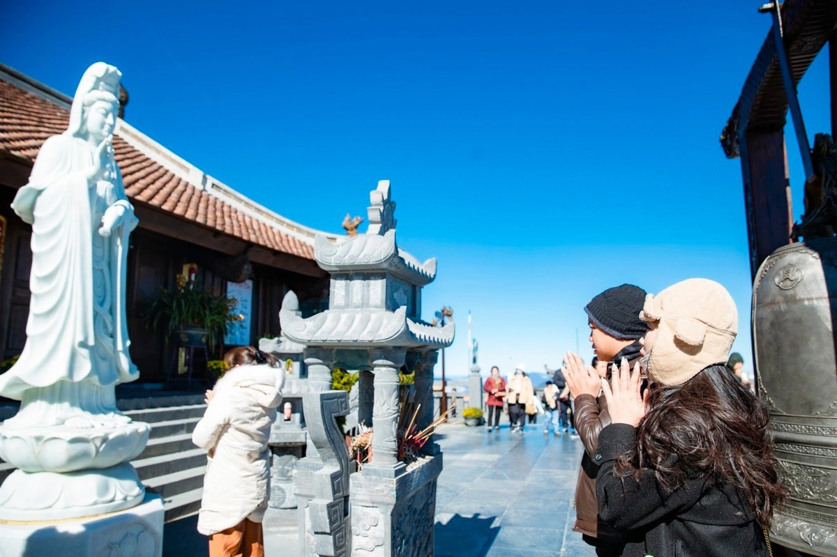 Tourists on the Fansipan peak in Lao Cai Province. Photo: SG