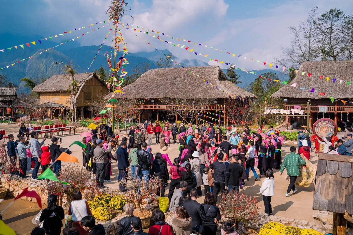 Tourists experience a cultural event in Lao Cai Province. Photo: SG