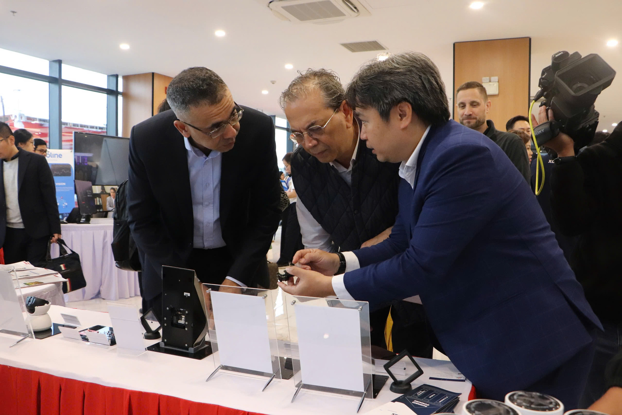 Delegates visit the booth of an IT enterprise during the opening ceremony of Da Nang Software Park No. 2 at ICT1 building in Hai Chau District, Da Nang City, central Vietnam, January 16, 2025. Photo: Thanh Nguyen / Tuoi Tre