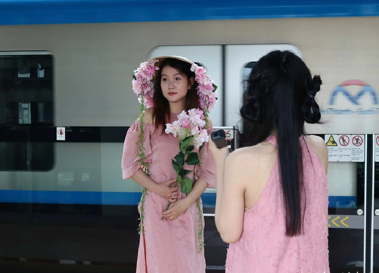 A young girl shows off her elegant ‘ao dai.’ Photo: Be Hieu / Tuoi Tre