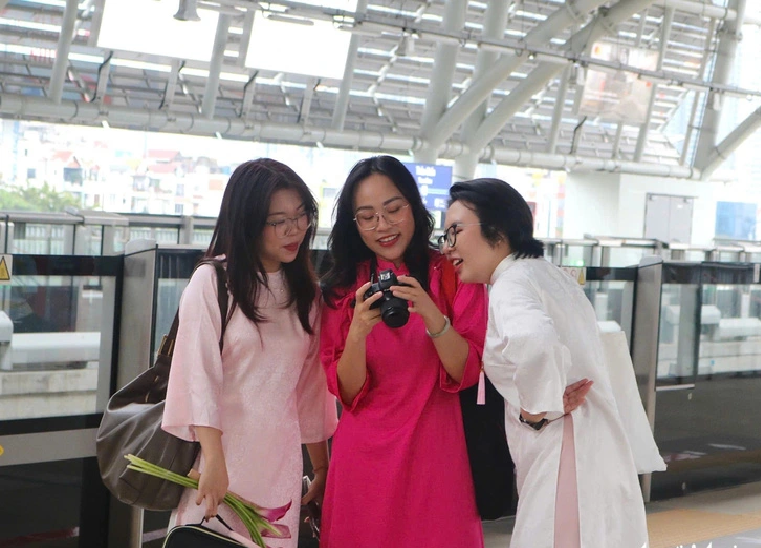 A group of friends are excited to take beautiful photos at a metro station in Ho Chi Minh City. Photo: Be Hieu / Tuoi Tre