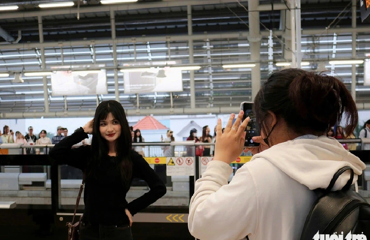 Duong Gia Bao Tram, a 21-year-old resident in Tan Phu District, Ho Chi Minh City, shared that although many people came to take photos at metro stations, there are many stations, so they never get too busy. Photo: Be Hieu / Tuoi Tre