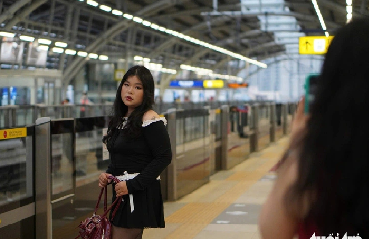 Metro stations in Ho Chi Minh City offer a new background for Tet-themed photos. Photo: Xuan Huong / Tuoi Tre