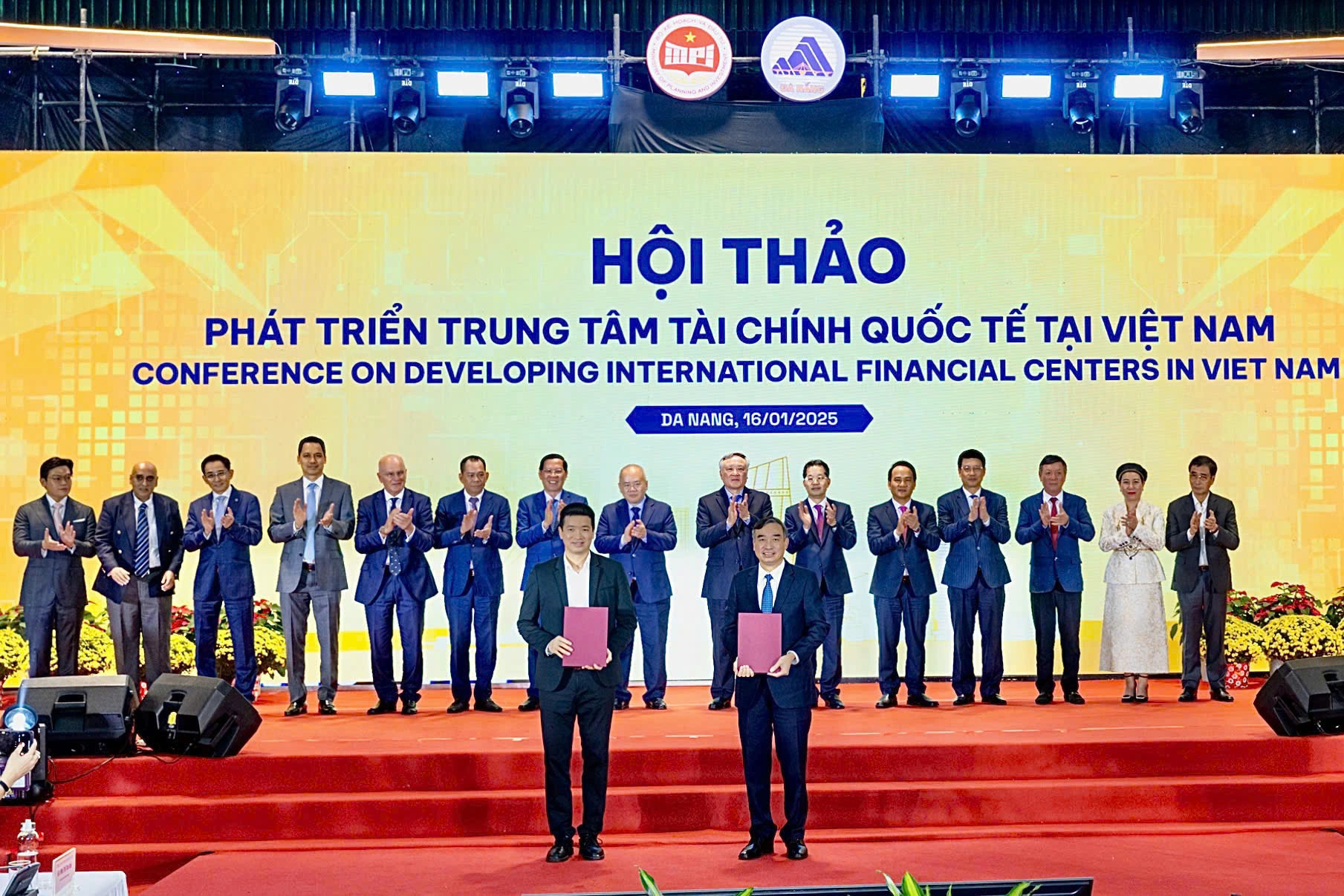 Representatives of the Vietnam Blockchain Association and Da Nang administration sign a cooperation agreement on fintech and blockchain innovation, Da Nang, January 16, 2025. Photo: Minh Hien