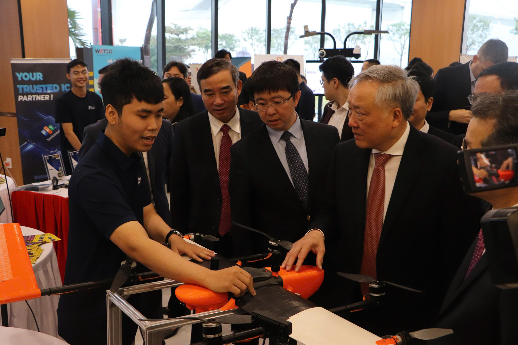 Deputy Prime Minister Nguyen Hoa Binh (R) inspects ICT1 building at Da Nang Software Park No. 2 in Hai Chau District, Da Nang City, central Vietnam, January 16, 2025. Photo: Thanh Nguyen / Tuoi Tre