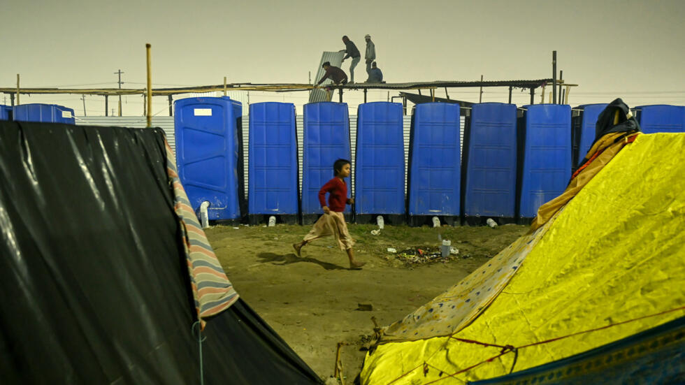 India's outcast toilet cleaners keeping Hindu festival going