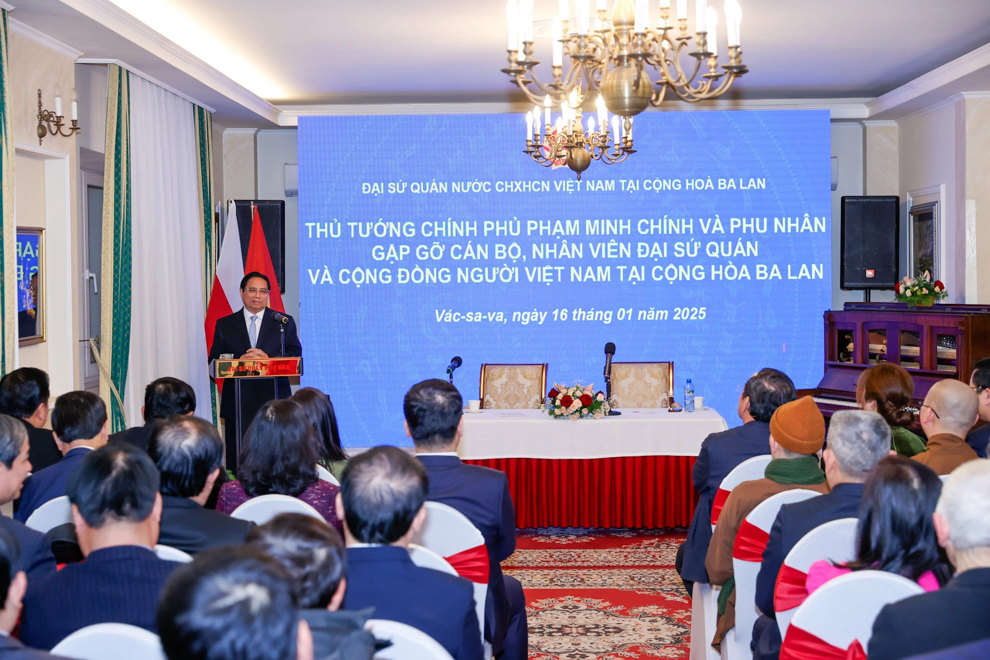 Vietnamese Prime Minister Chinh meets with Vietnamese expatriates in Poland, January 16, 2025. Photo: Doan Bac