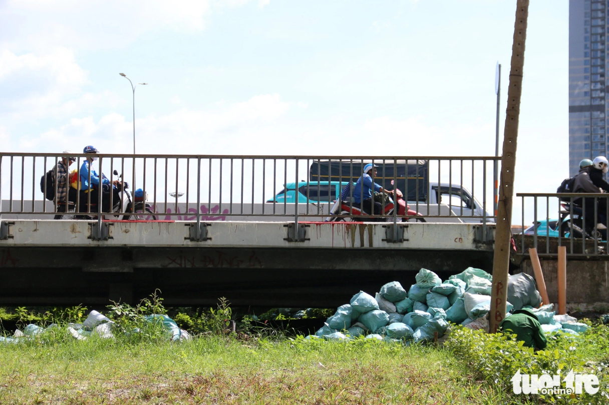 Garbage bags have been stilling near Tan Cang Station in Binh Thanh District, Ho Chi Minh City for several days. Photo: Bui Nhi / Tuoi Tre