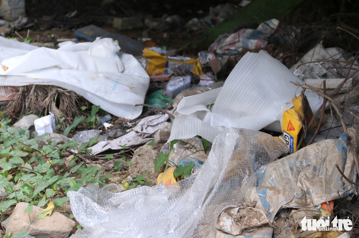 Household trash scattered around Tan Cang Station in Binh Thanh District. Photo: Bui Nhi / Tuoi Tre