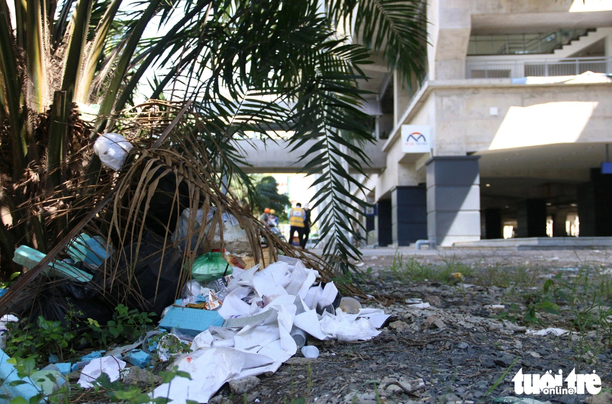 A tree near Tan Cang Station in Binh Thanh District is surrounded by waste. Photo: Bui Nhi / Tuoi Tre