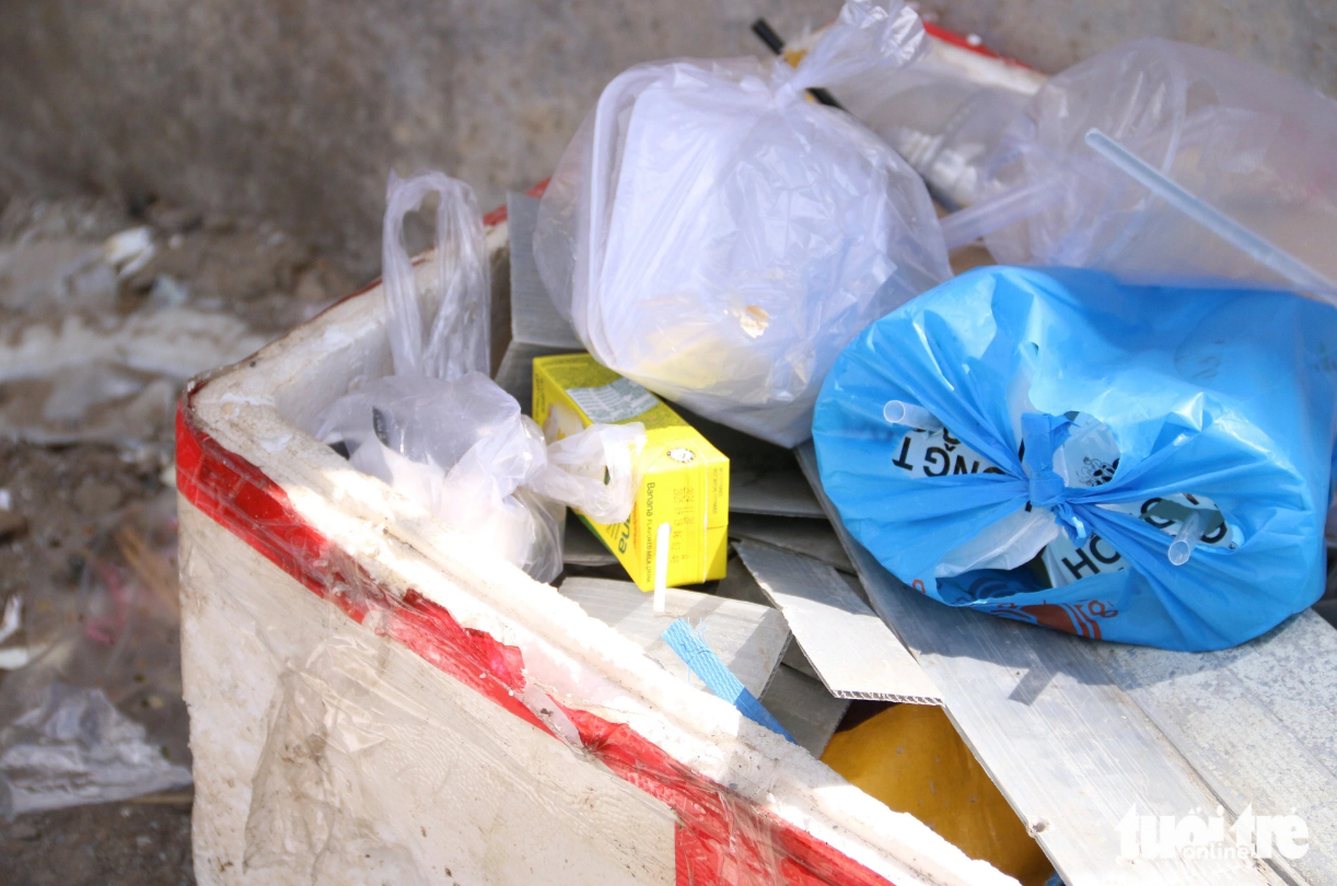 An area near Tan Cang Station in Binh Thanh District, Ho Chi Minh City has become an illegal garbage dump. Photo: Bui Nhi / Tuoi Tre