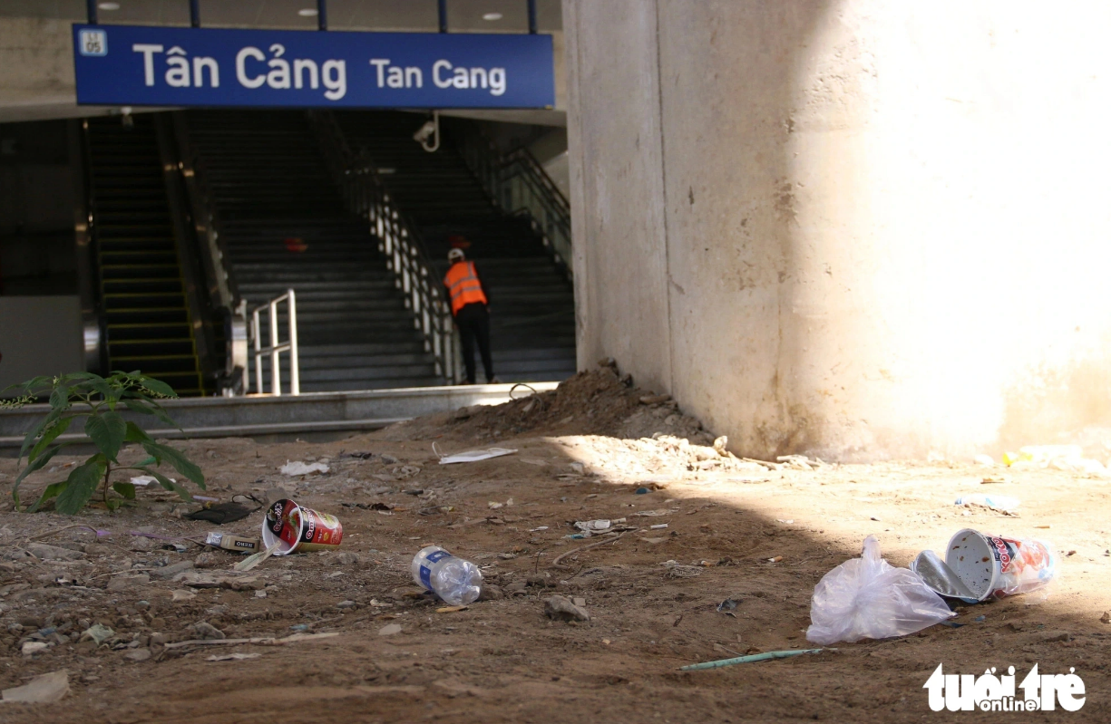 Plastic bottles and bags scattered around Tan Cang Station, the largest elevated station of Ho Chi Minh City’s first metro line. Photo: Bui Nhi / Tuoi Tre