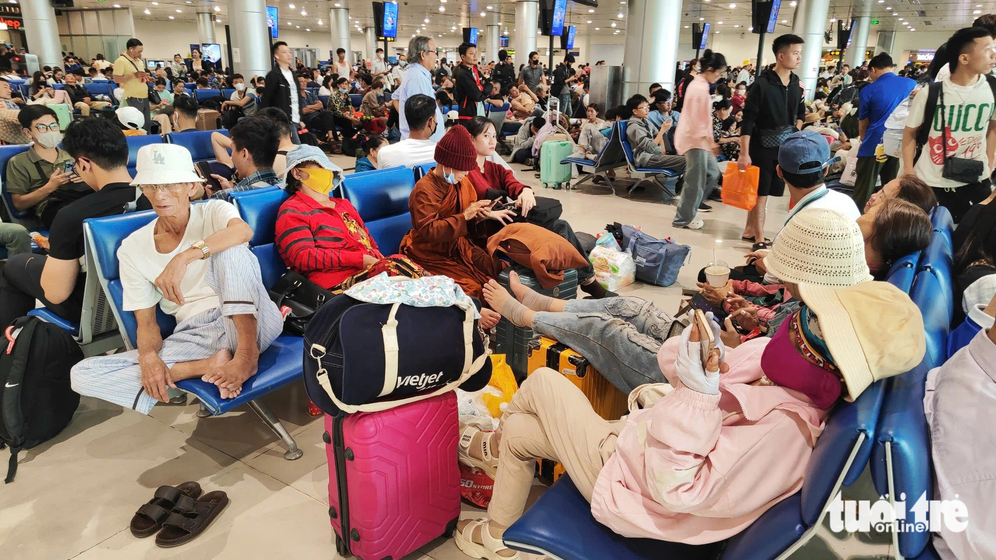 Passengers wait in a crowded lobby at Tan Son Nhat International Airport in Ho Chi Minh City, January 17, 2025. Photo: Gia Tien / Tuoi Tre