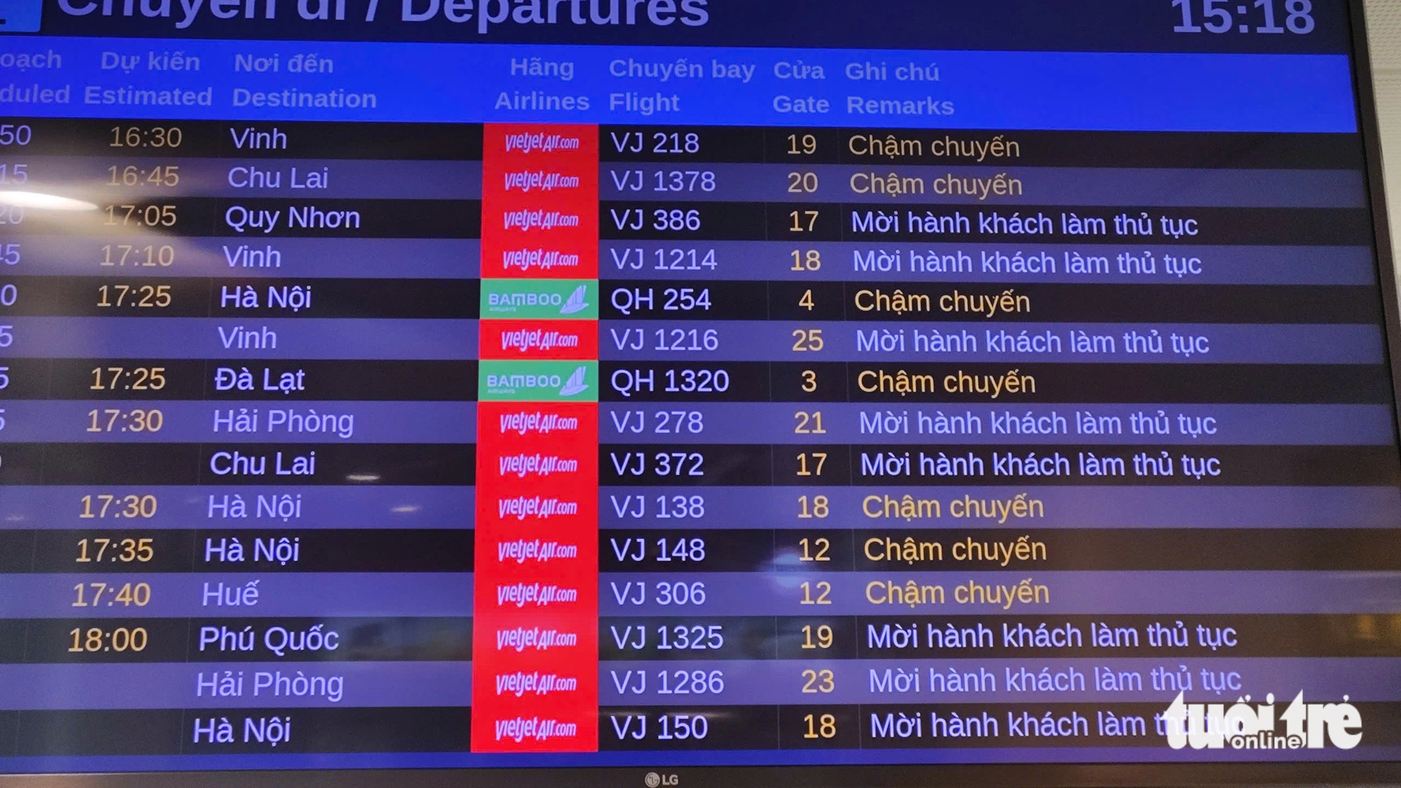 An electronic board displays updates on delayed departure times at Tan Son Nhat International Airport in Ho Chi Minh City, January 17, 2025. Photo: Gia Tien / Tuoi Tre