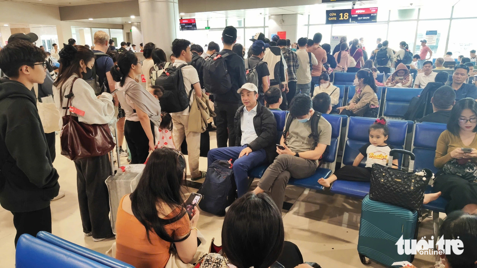 Passengers wait in a crowded lobby at Tan Son Nhat International Airport in Ho Chi Minh City, January 17, 2025. Photo: Gia Tien / Tuoi Tre