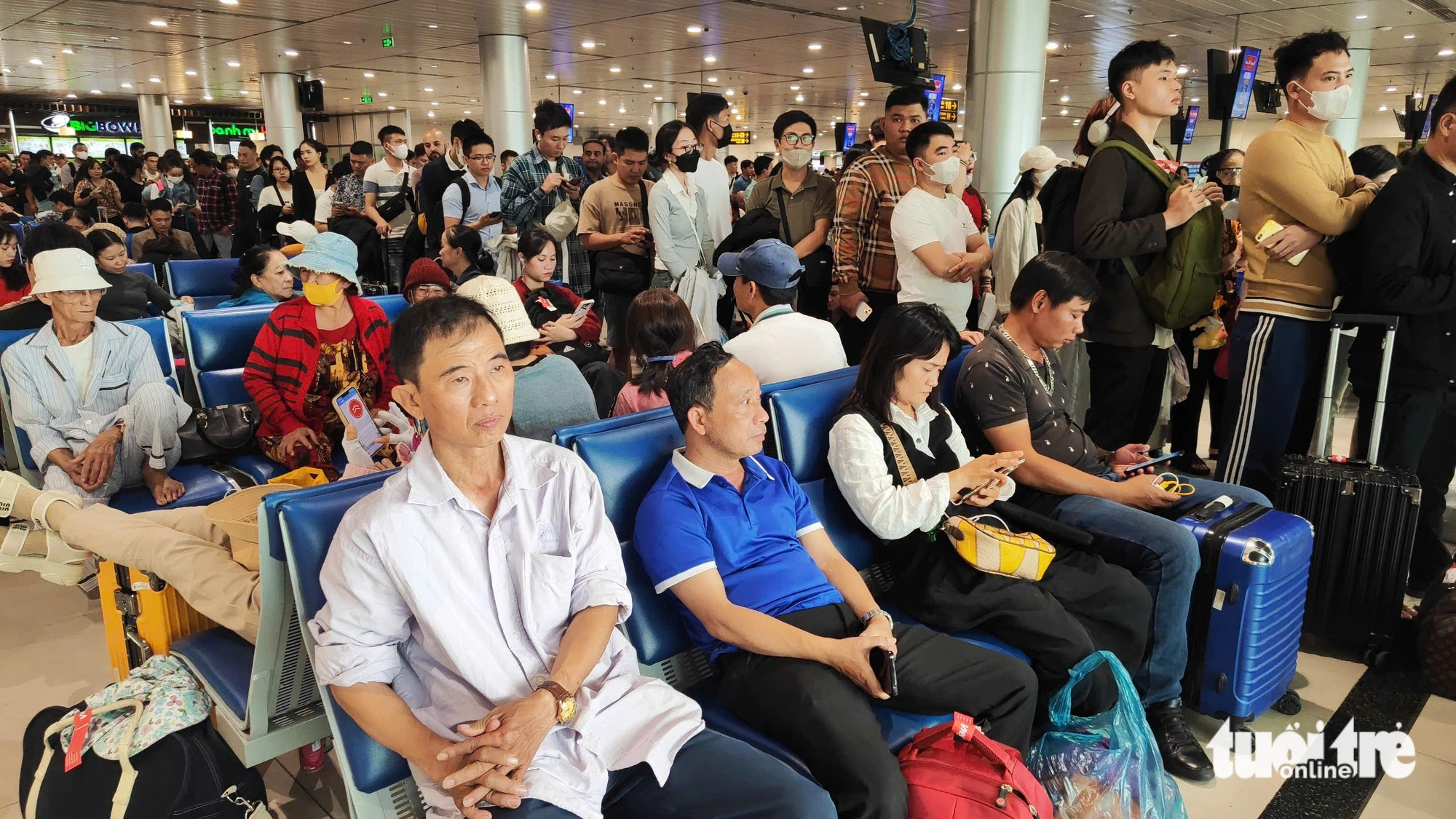 Passengers wait in a crowded lobby at Tan Son Nhat International Airport in Ho Chi Minh City, January 17, 2025. Photo: Gia Tien / Tuoi Tre