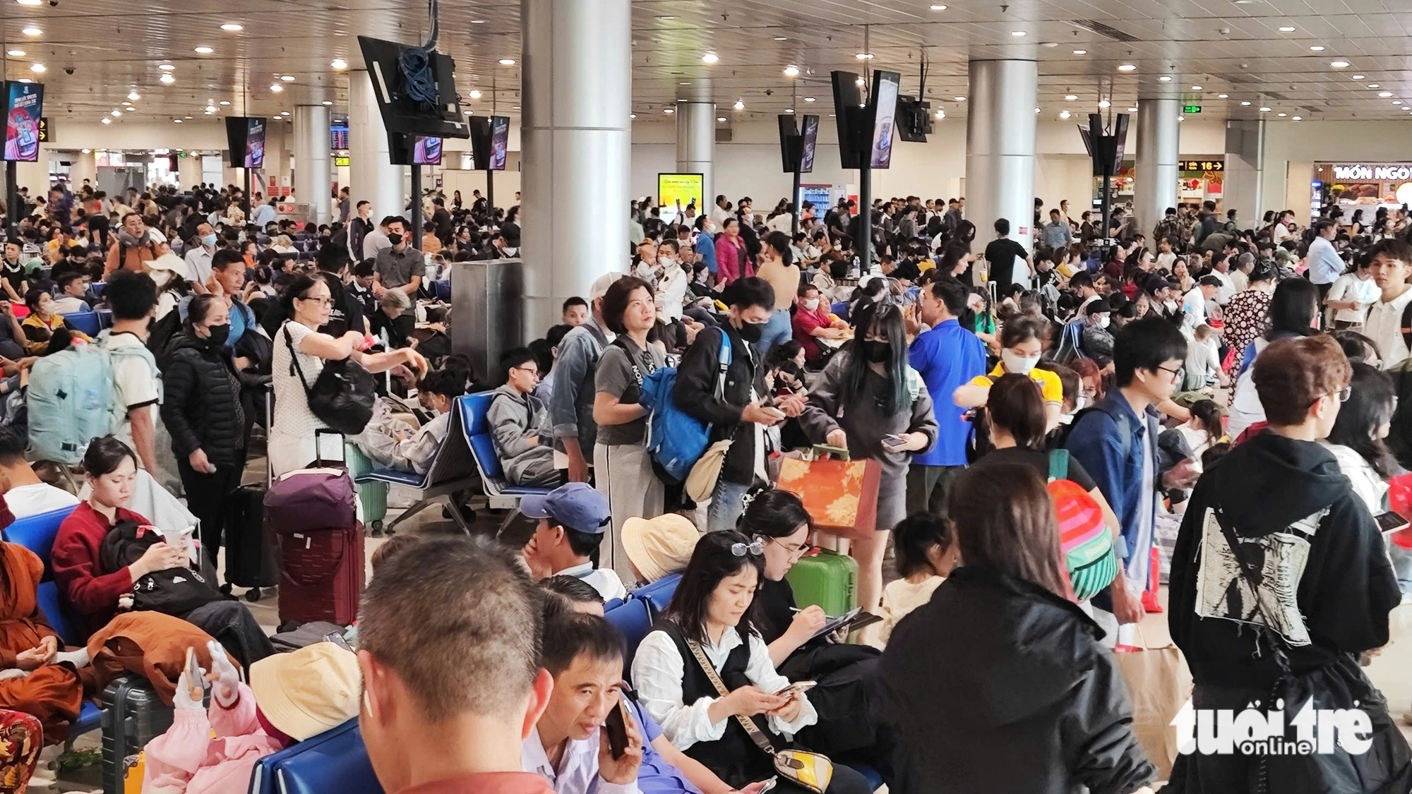 Passengers wait in a crowded lobby at Tan Son Nhat International Airport in Ho Chi Minh City, January 17, 2025. Photo: Gia Tien / Tuoi Tre