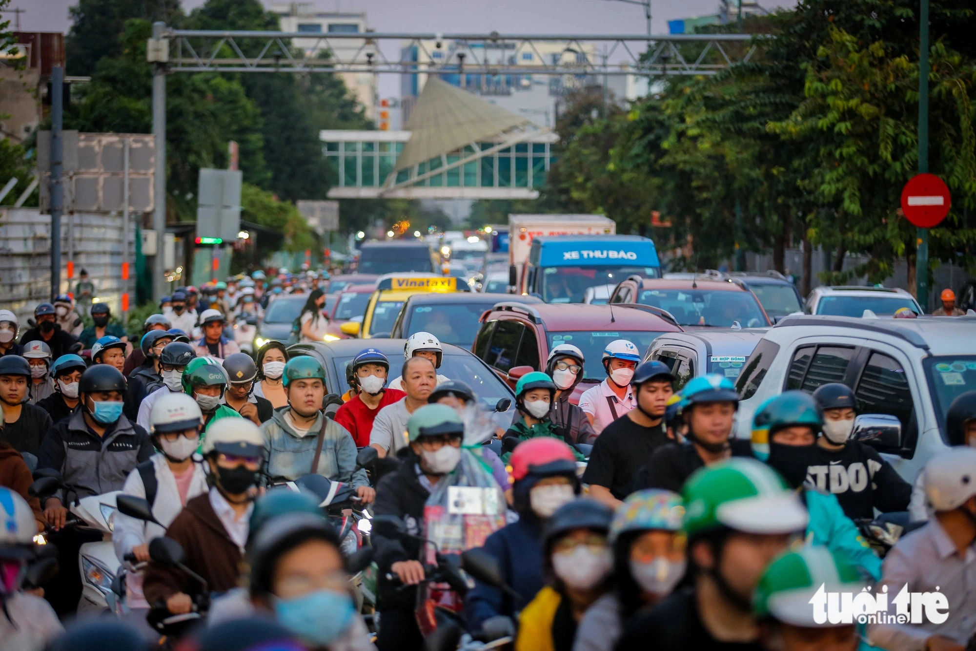 Congestion on Bach Dang Street toward Tan Son Nhat International Airport. Photo: Le Phan / Tuoi Tre