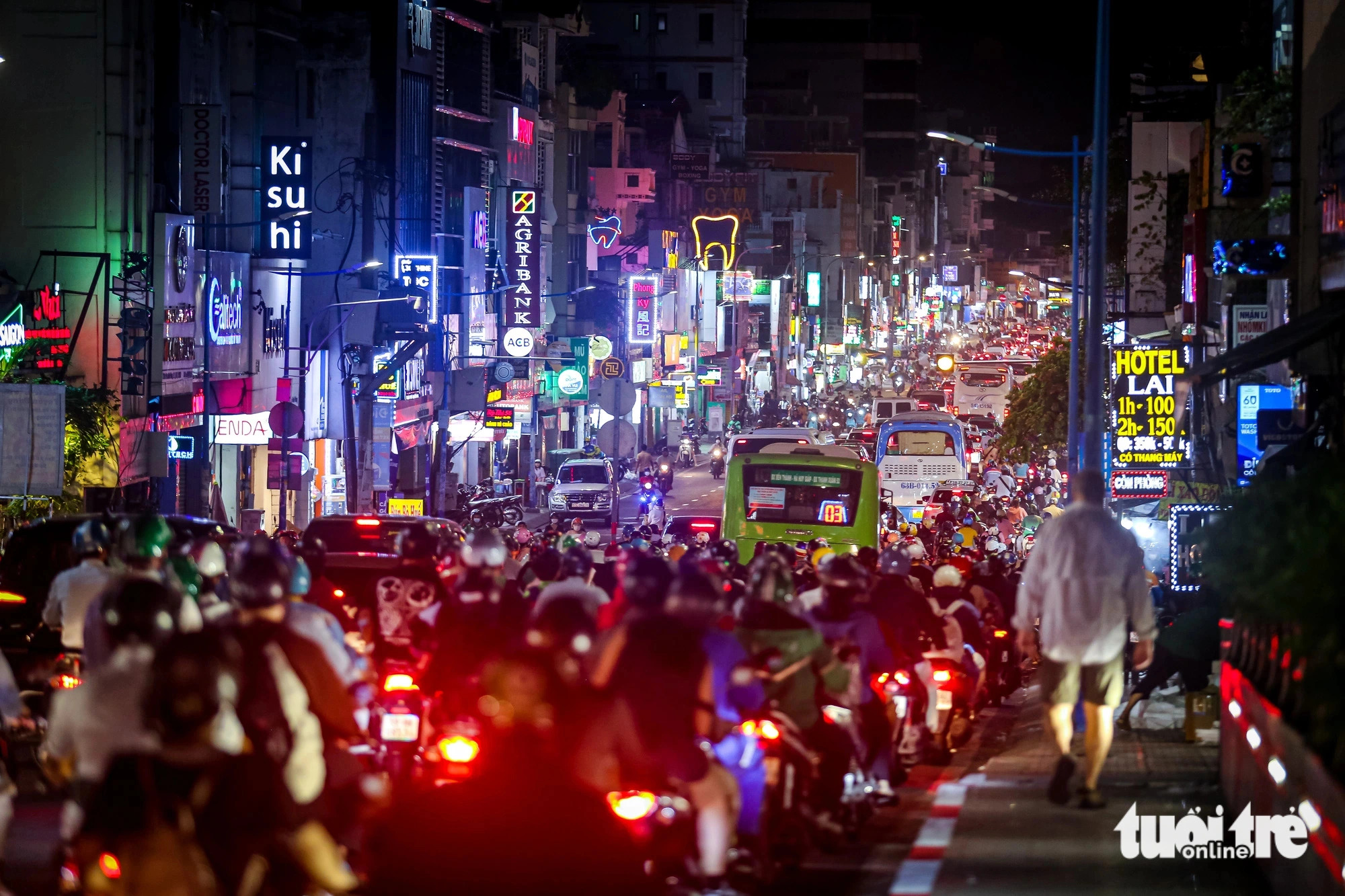 By 7:00 pm, traffic on Phan Dinh Phung Street remains heavy. Photo: Le Phan / Tuoi Tre