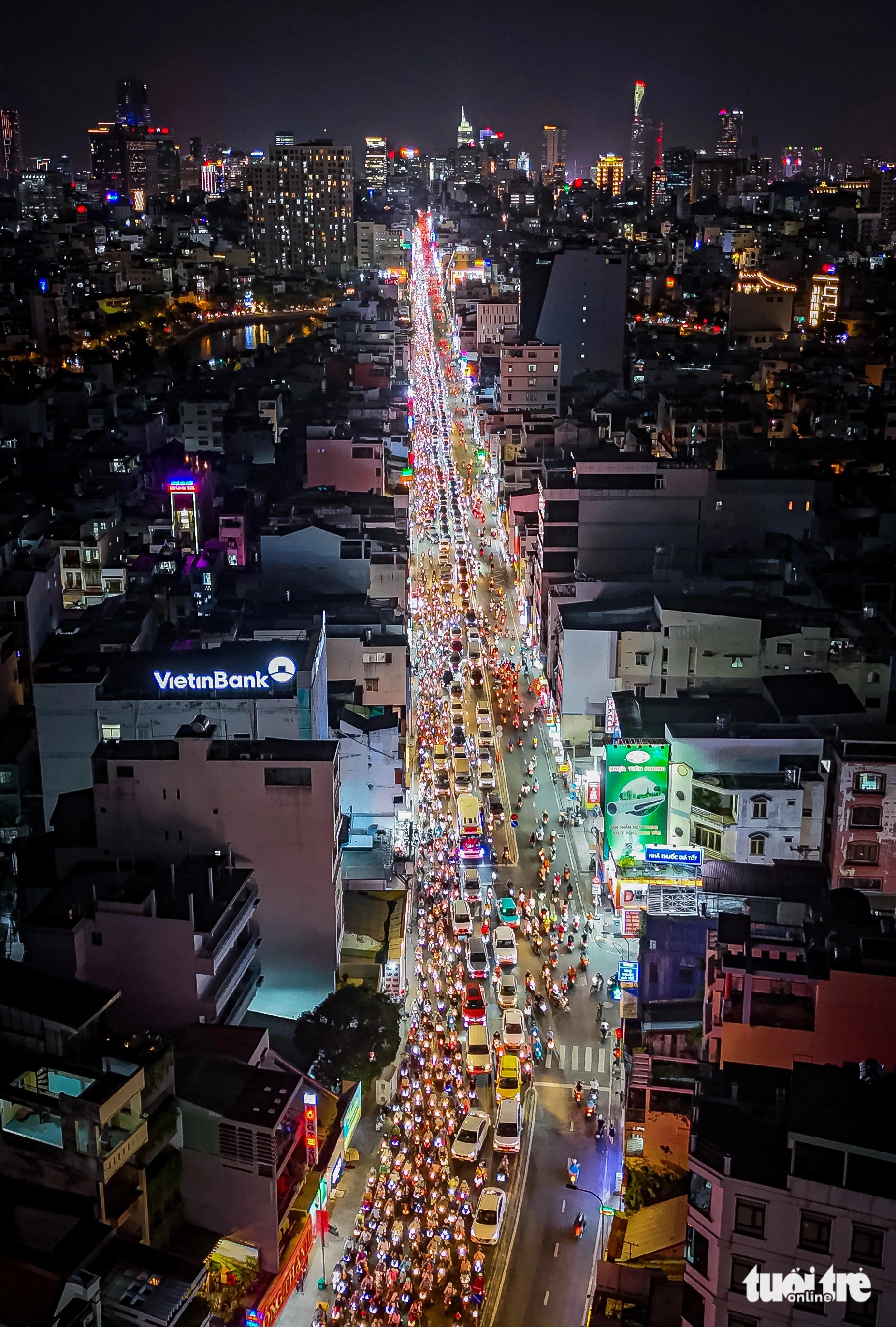 An aerial view shows kilometers of congestion stretching toward Phu Nhuan District. Photo: Chau Tuan / Tuoi Tre